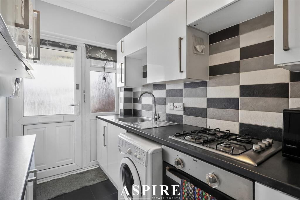 Apartment in Castle Point, Essex - View 3
