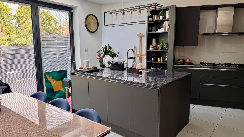 4 bedroom semi-detached house for rent