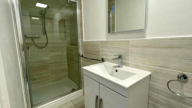 MODERN EN-SUITE SHOWER ROOM