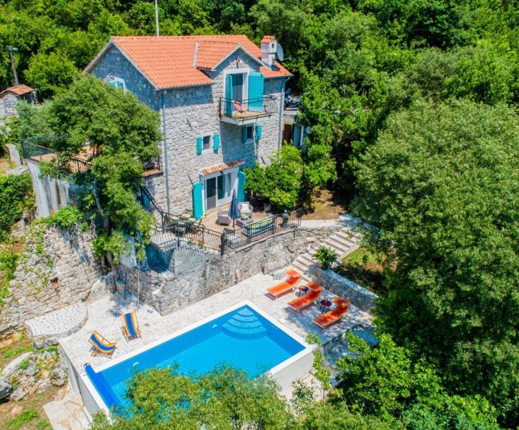 Main image of property: Lustica