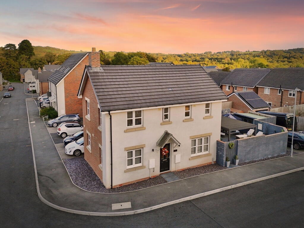 3-bed detached on Bowcott Avenue, Abergavenny, NP7 6PQ, £325,000