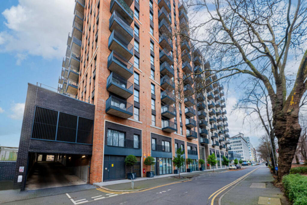 Main image of property: 27 Victoria Avenue, Southend-on-Sea, SS2