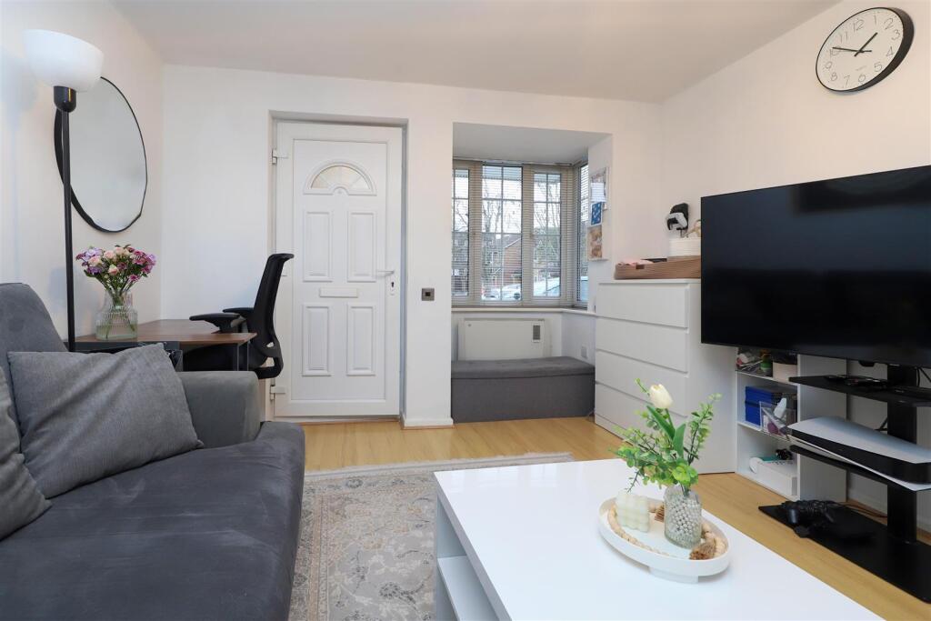 Newcombe Rise, Yiewsley photo 3