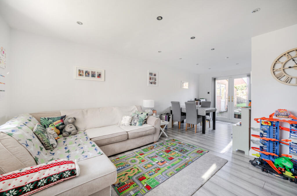 Ashtrees Road, Woodley, Reading, Berkshire, RG5 photo 3