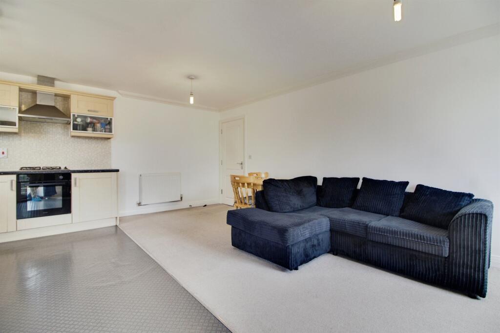Apartment in Welwyn Hatfield, Hertfordshire - View 2