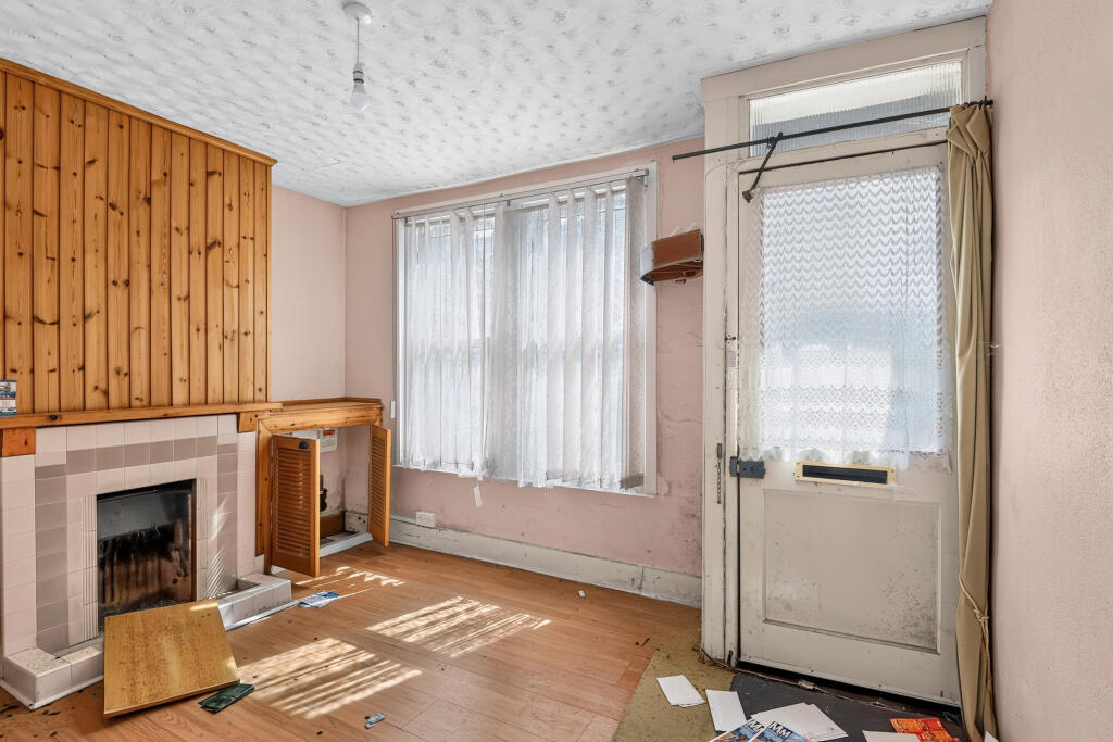 House in Chatham, Luton - More