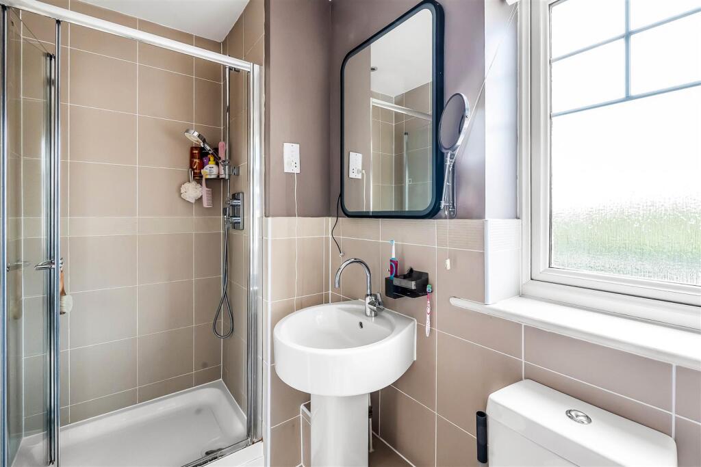 HALCYON CLOSE, OXSHOTT, KT22 – pohled 6