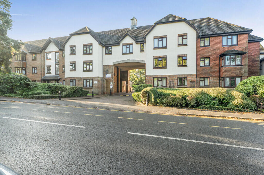 1-bed flat on Main Road, Biggin Hill, Westerham, £150,000