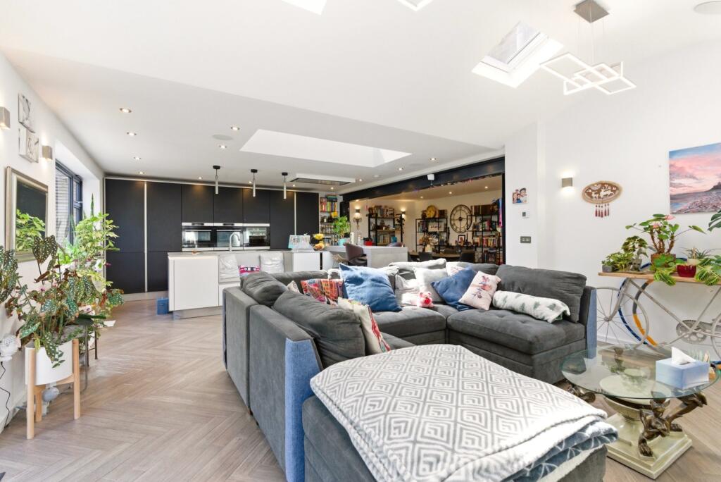 St. Vincent Drive, St. Albans, Hertfordshire, AL1 - View 5