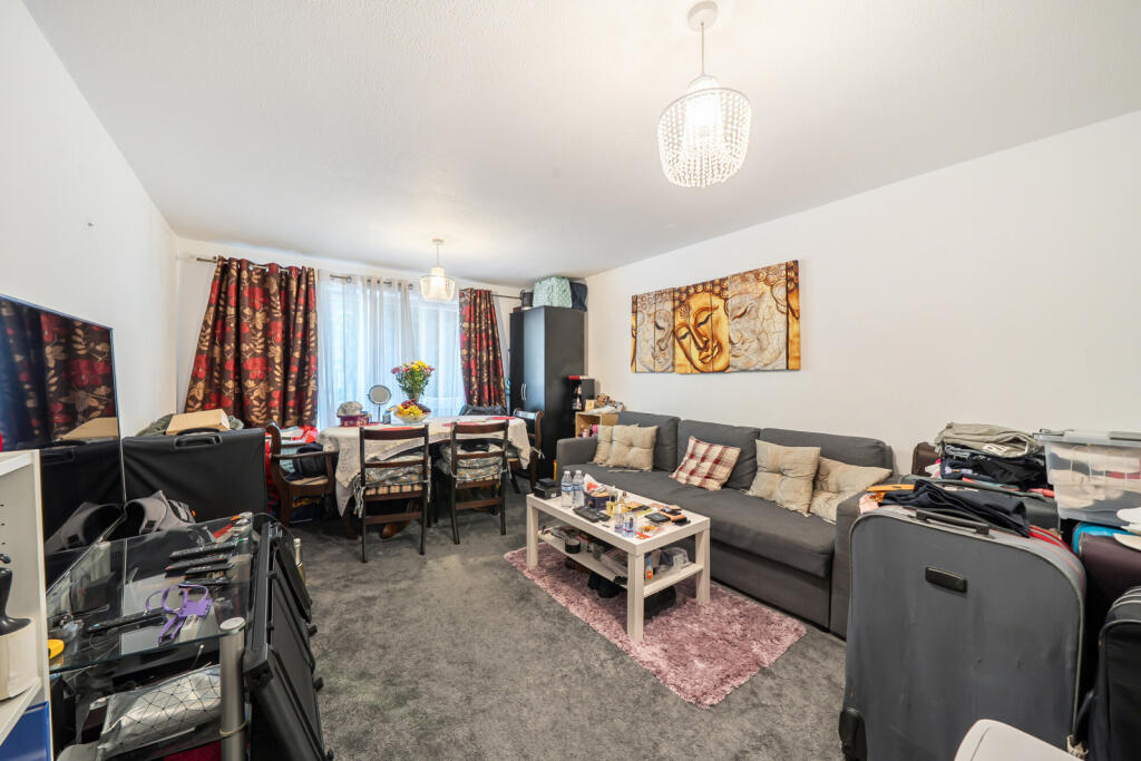 Apartment in London, Hillingdon - View 2