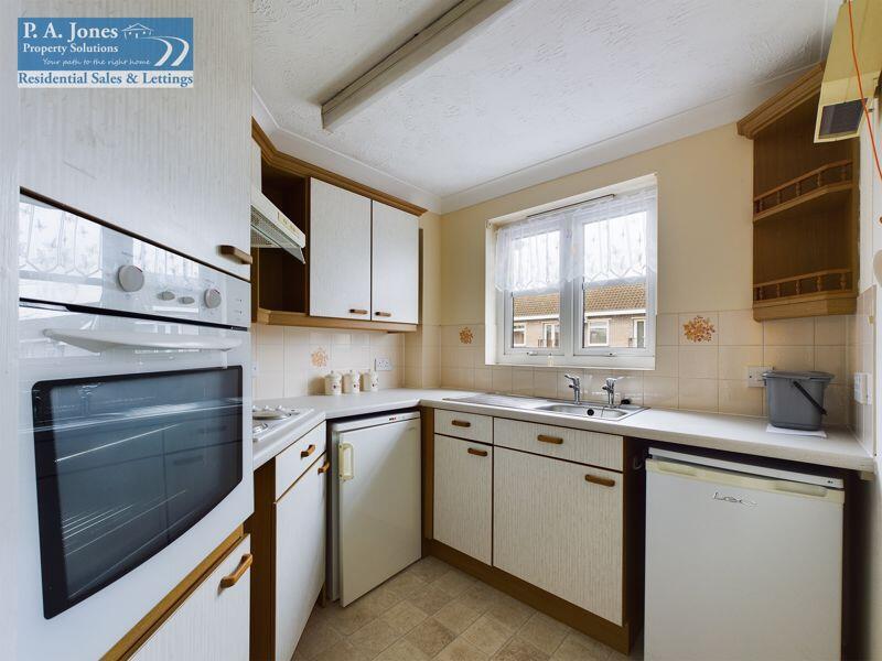 Retirement Apartment, Hillcroft Court photo 3