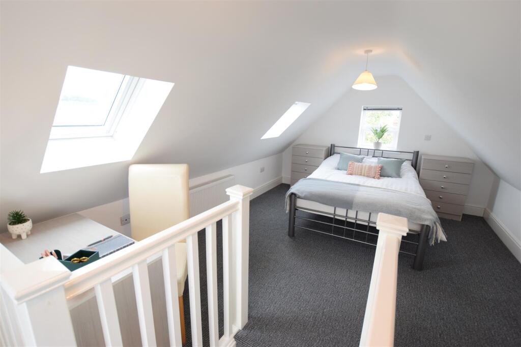 Main image of property: Smith Street - Apartment - 26/27