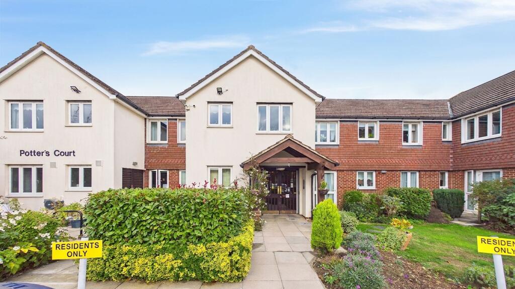 1-bed flat on Darkes Lane, Potters Bar, EN6, £100,000