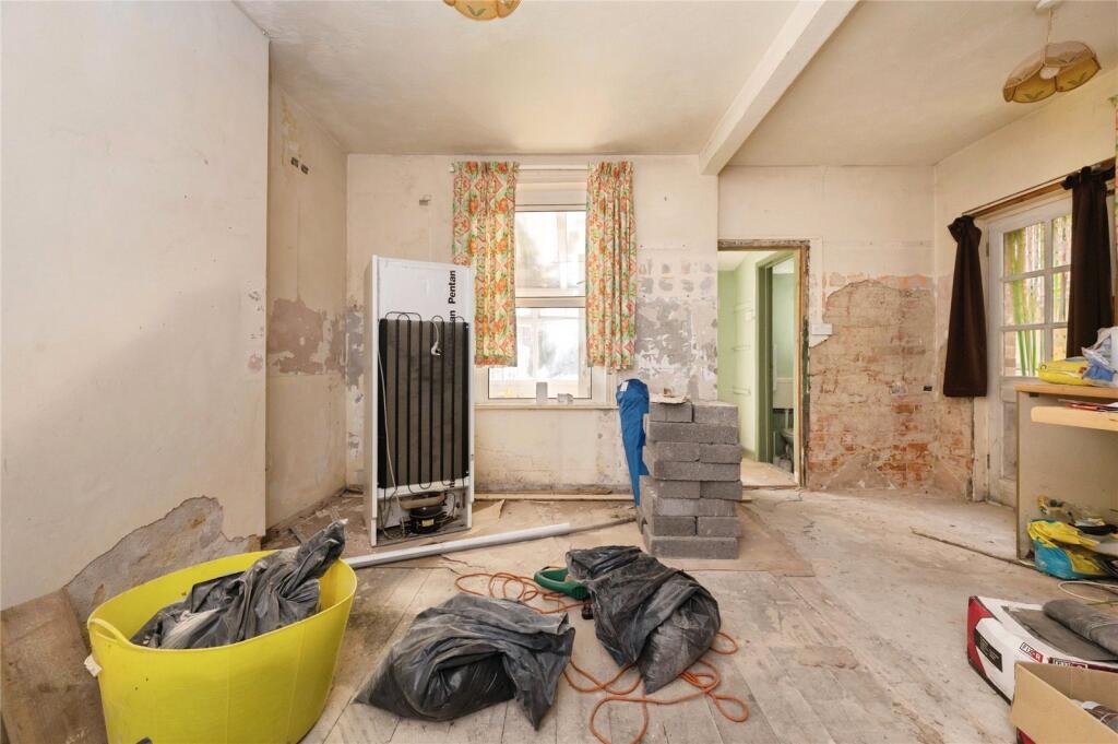House in Southampton - More