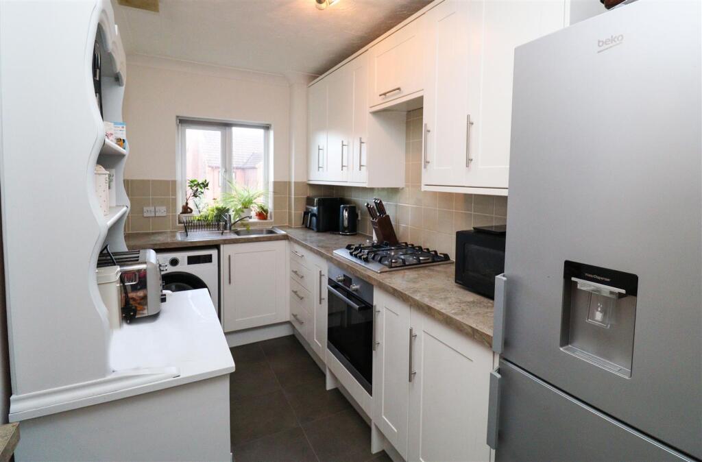 Oasthouse Drive, Fleet photo 4