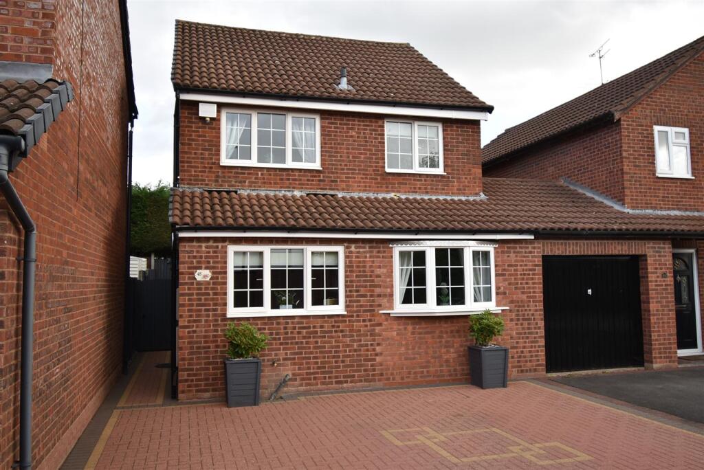 3-bed detached on Clovelly Way, Nuneaton, £295,000