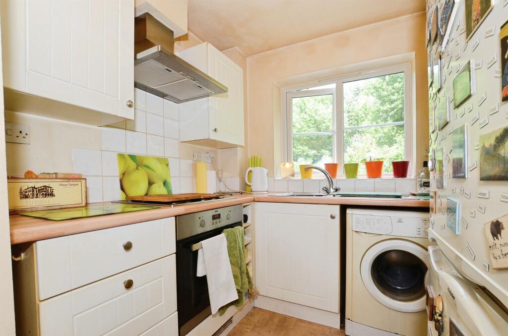 Apartment in Aylesbury, Buckinghamshire - View 4