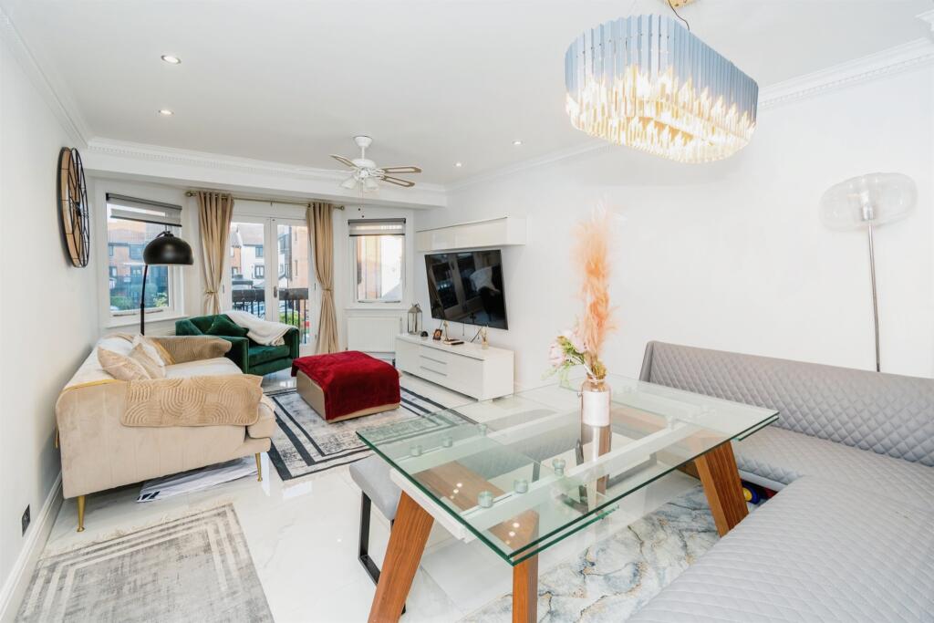 3-bed other on Channel Way, Ocean Village, Southampton, £515,000