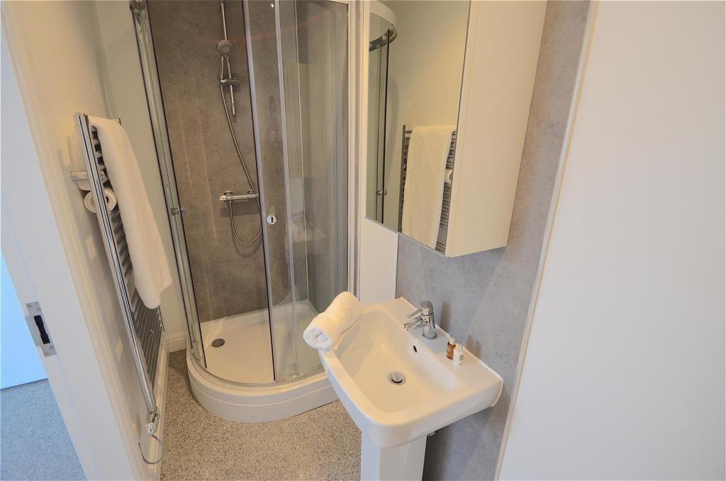 Wollaton Road, Beeston NG9 2NG - More