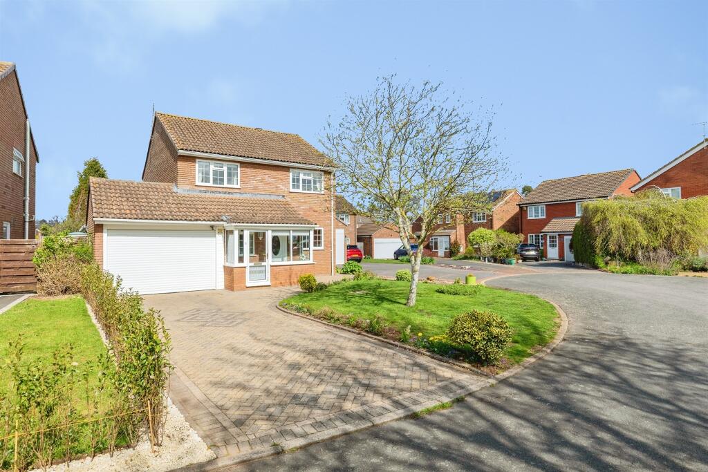 Main image of property: Blenheim Walk, Wellesbourne, Warwick
