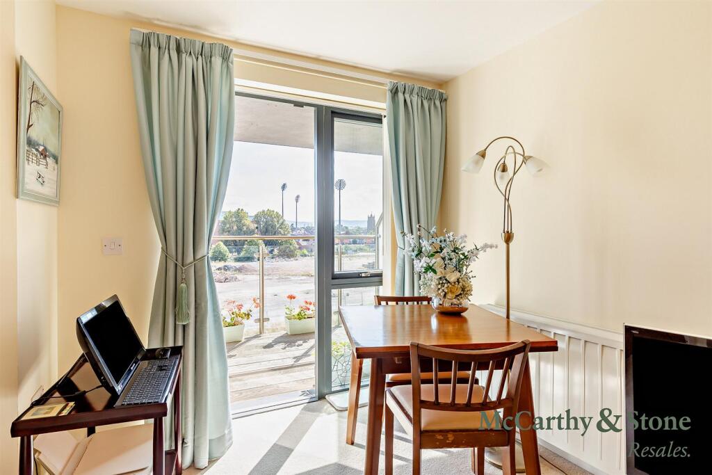 Apartment in Taunton, Firepool - View 5