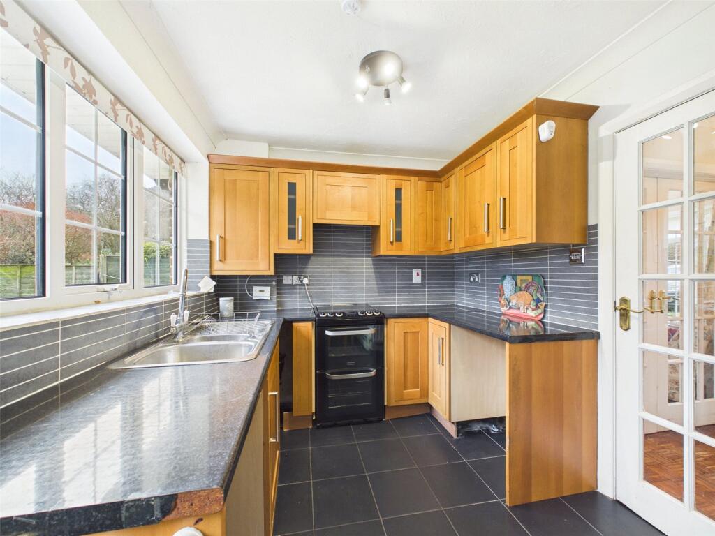 9, Burtoncroft, Burton, Christchurch, Dorset, BH23 photo 4