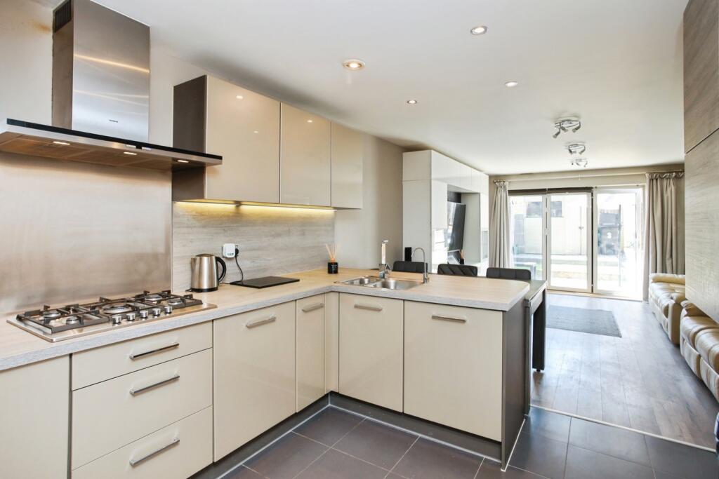 House in Sevenoaks, Dunton Green - View 2