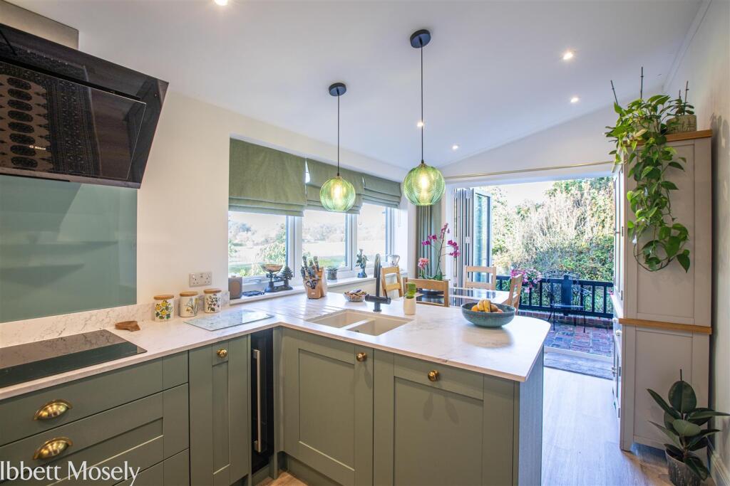 House in Tandridge, Hurst Green, Oxted - View 5