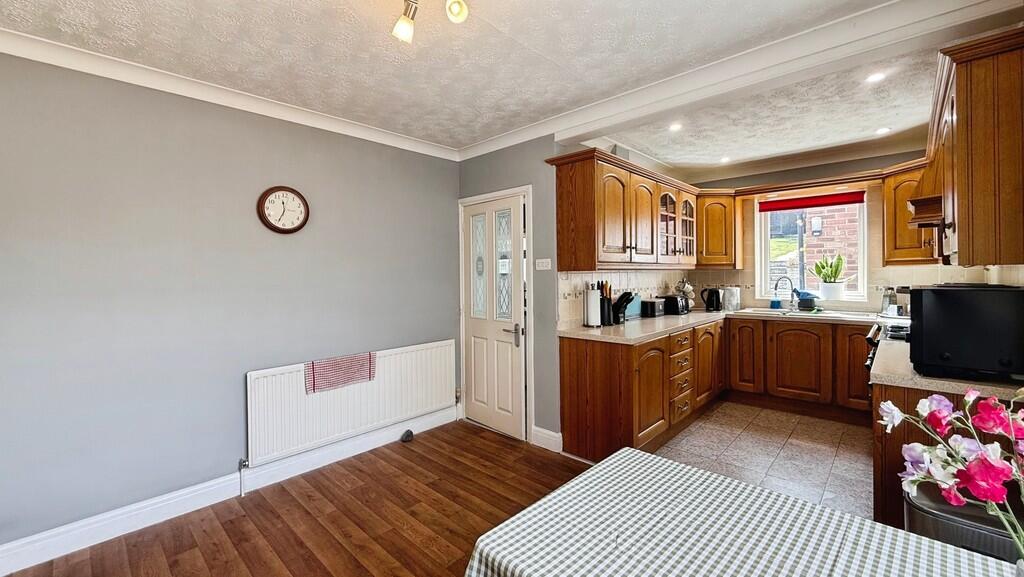 House in Westbury, Leighton Park - More