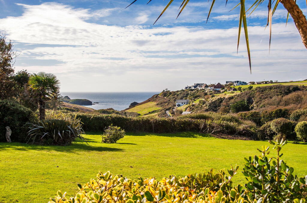 Mullion, The Lizard photo 2