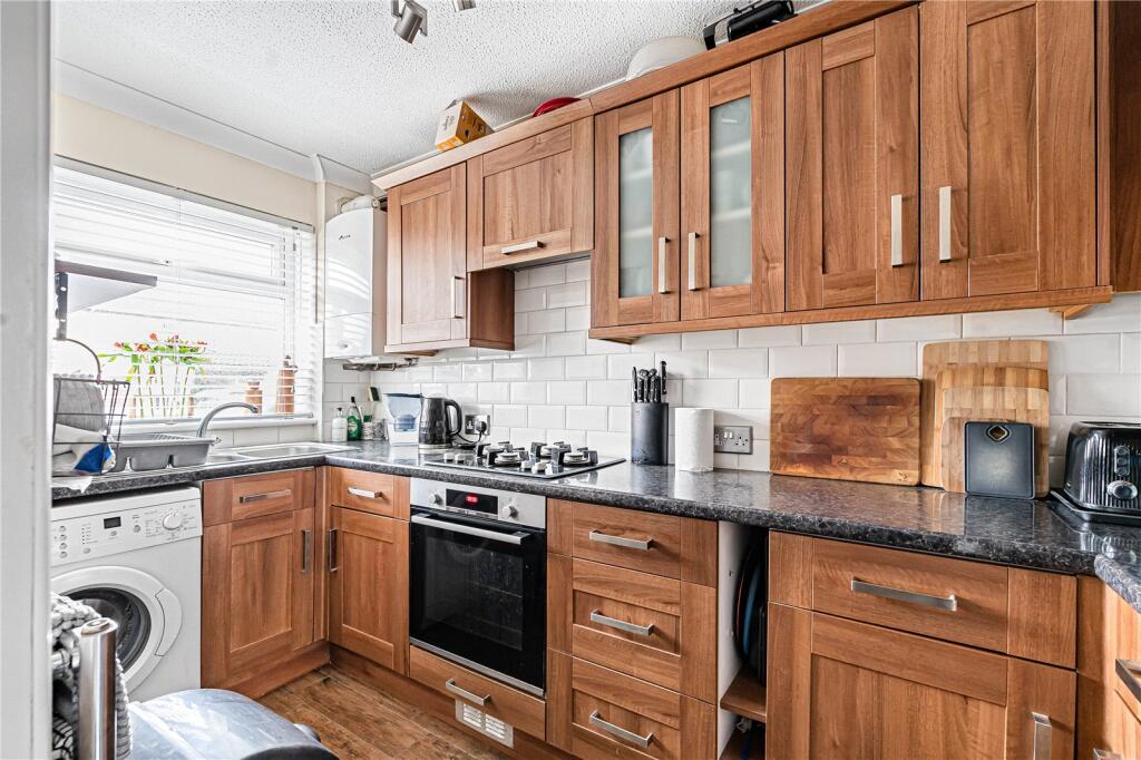 Aymer Drive, Staines-upon-Thames, Surrey, TW18 photo 4