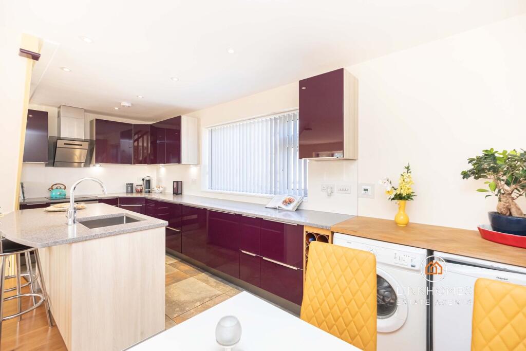 House in Bournemouth, Hillbourne, Broadstone - View 2