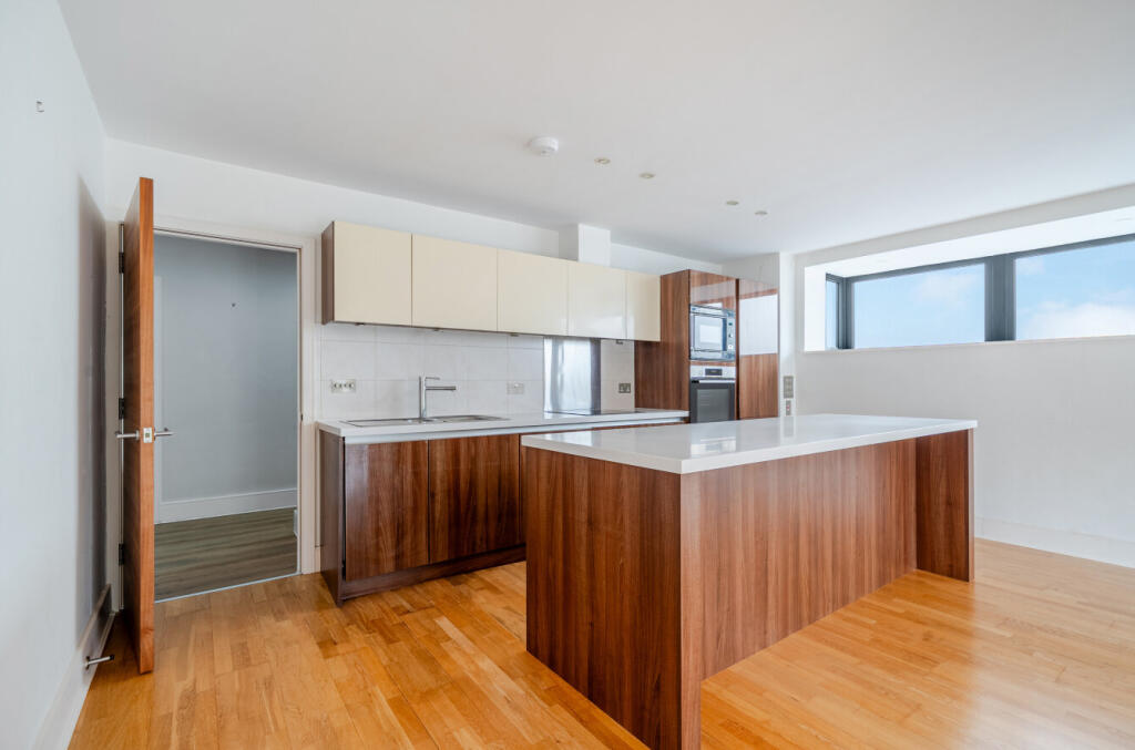 Apartment in Worthing, West Sussex - View 3