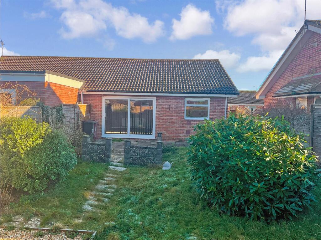 Glen Crescent, Selsey, West Sussex photo 2