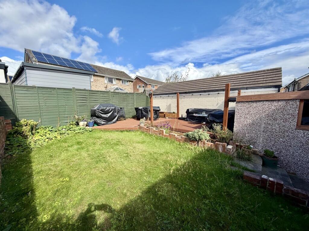 House in Kirklees, Mirfield - View 4