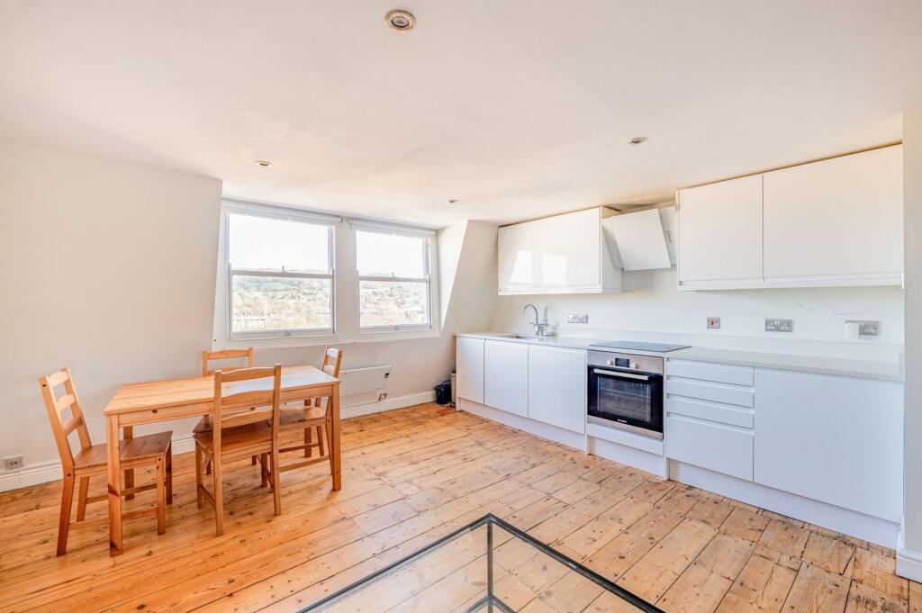 Apartment in Bath, Walcot - View 4