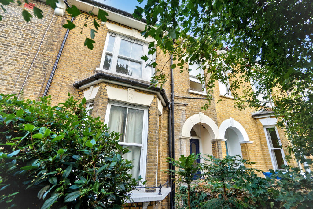 Main image of property: 25b Friern Road, East Dulwich, London SE22 OAU