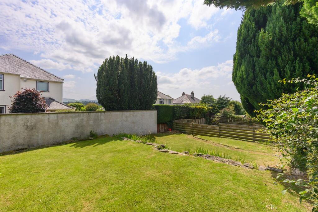 Oaktree Crescent, Cockermouth photo 3