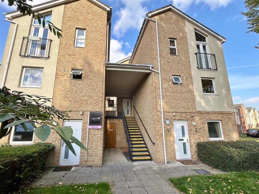 2-bed semi-detached on Holmes Lane, Selby, £115,000