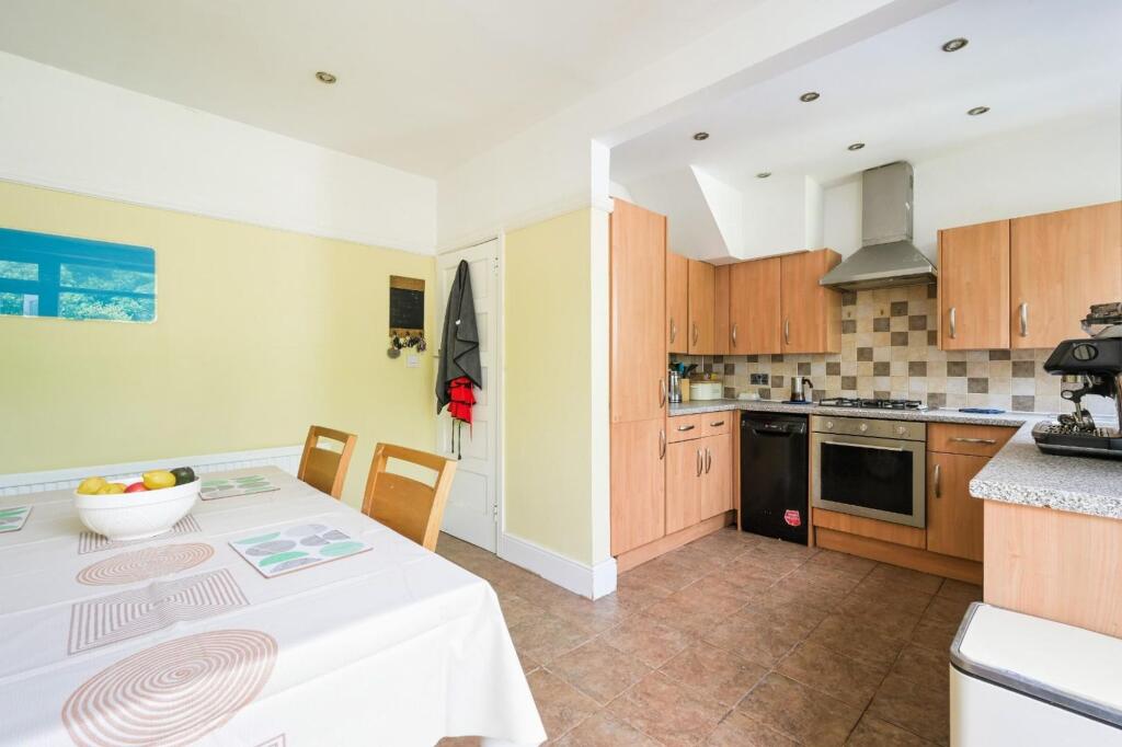 House in Epsom, Stoneleigh - View 5