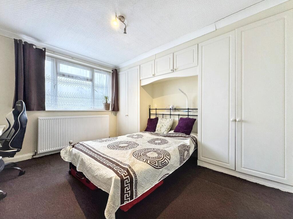 Stonegrove, Edgware, HA8 - View 2