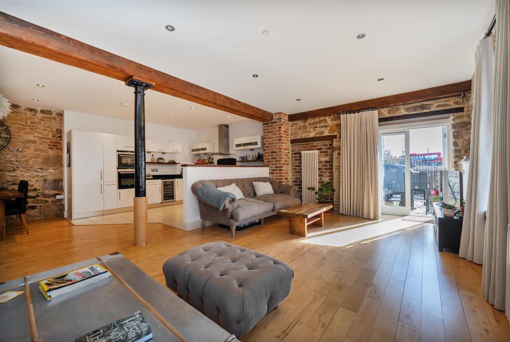 Apartment in Truro - View 2