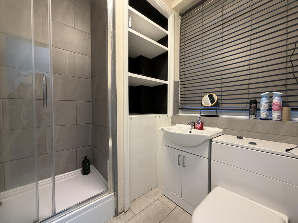 Apartment in Southend-on-Sea, Essex - View 5
