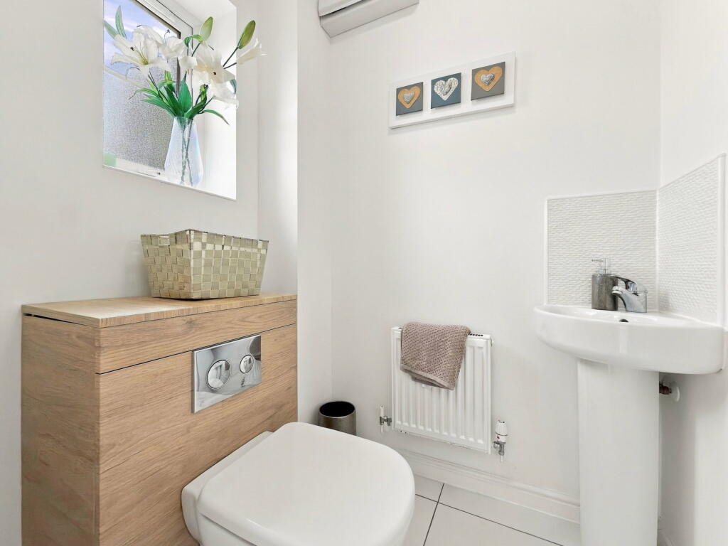 House in Newport, Mon Bank, Stow Hill - More