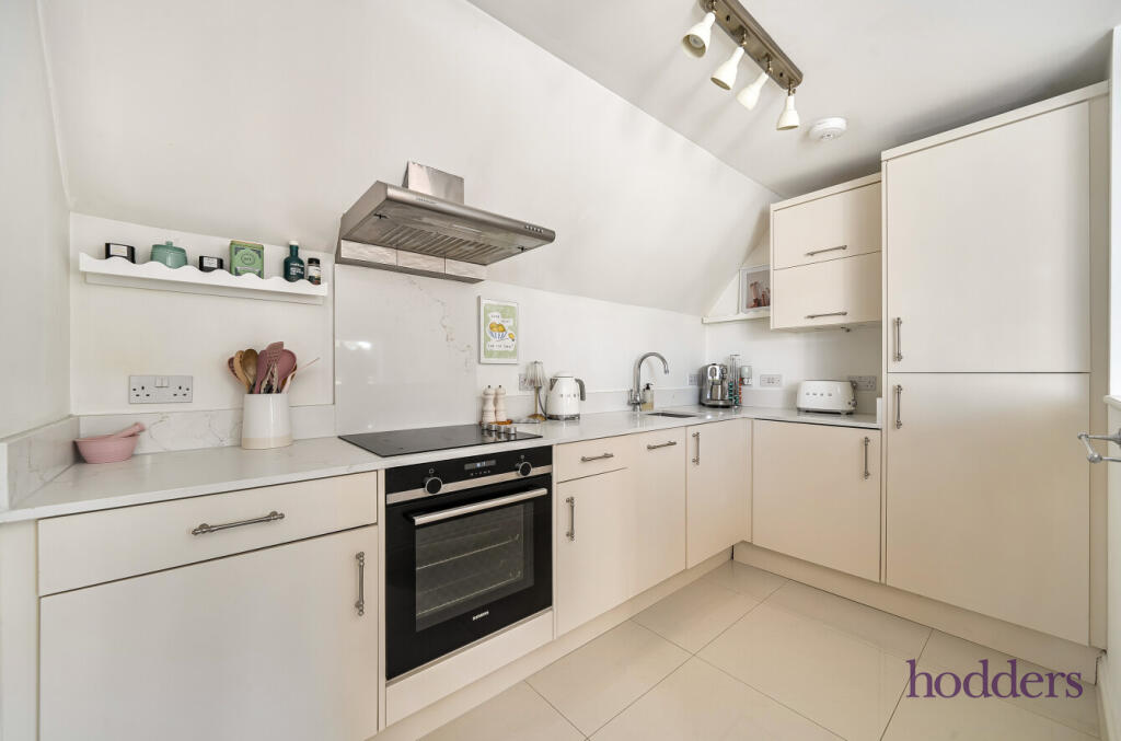 Apartment in Runnymede, Addlestone - View 4