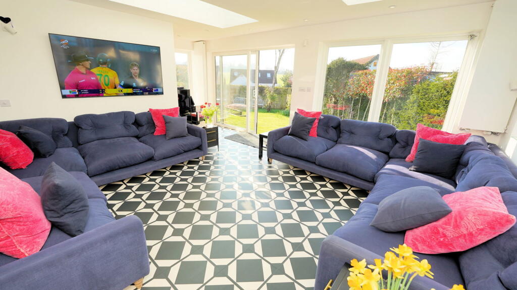 Jubilee Drive, Failand - dare we say rural Clifton! photo 3