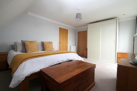 Apartment in Croydon - More
