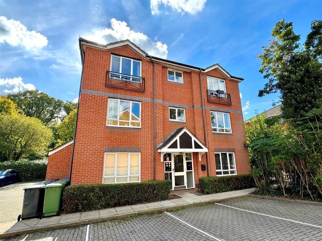 2-bed apartment on Angelica Way, Whiteley, £180,000