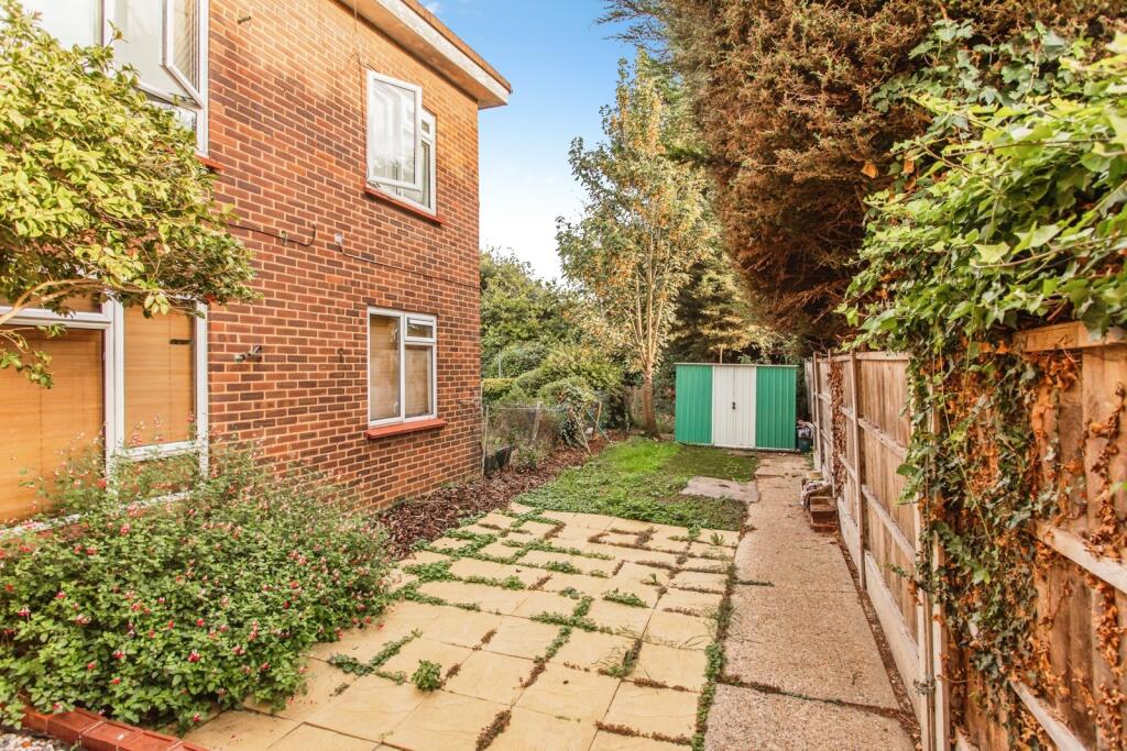 Apartment in Southend-on-Sea, Essex - More