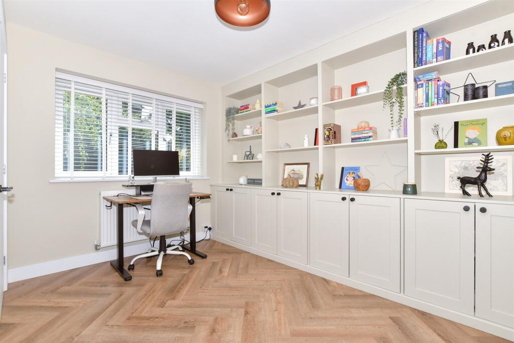 3-bed house on Downs View Road, Penenden Heath, Maidstone, Kent, £500,000